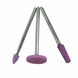 Pierres roses montées sur mandrin